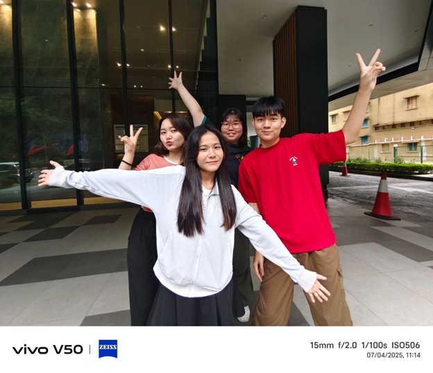 把身边人拍得美美的也是一种爱!vivo V50全5000万像素蔡司人像,把你爱的人拍出高级感! 8 Picture5