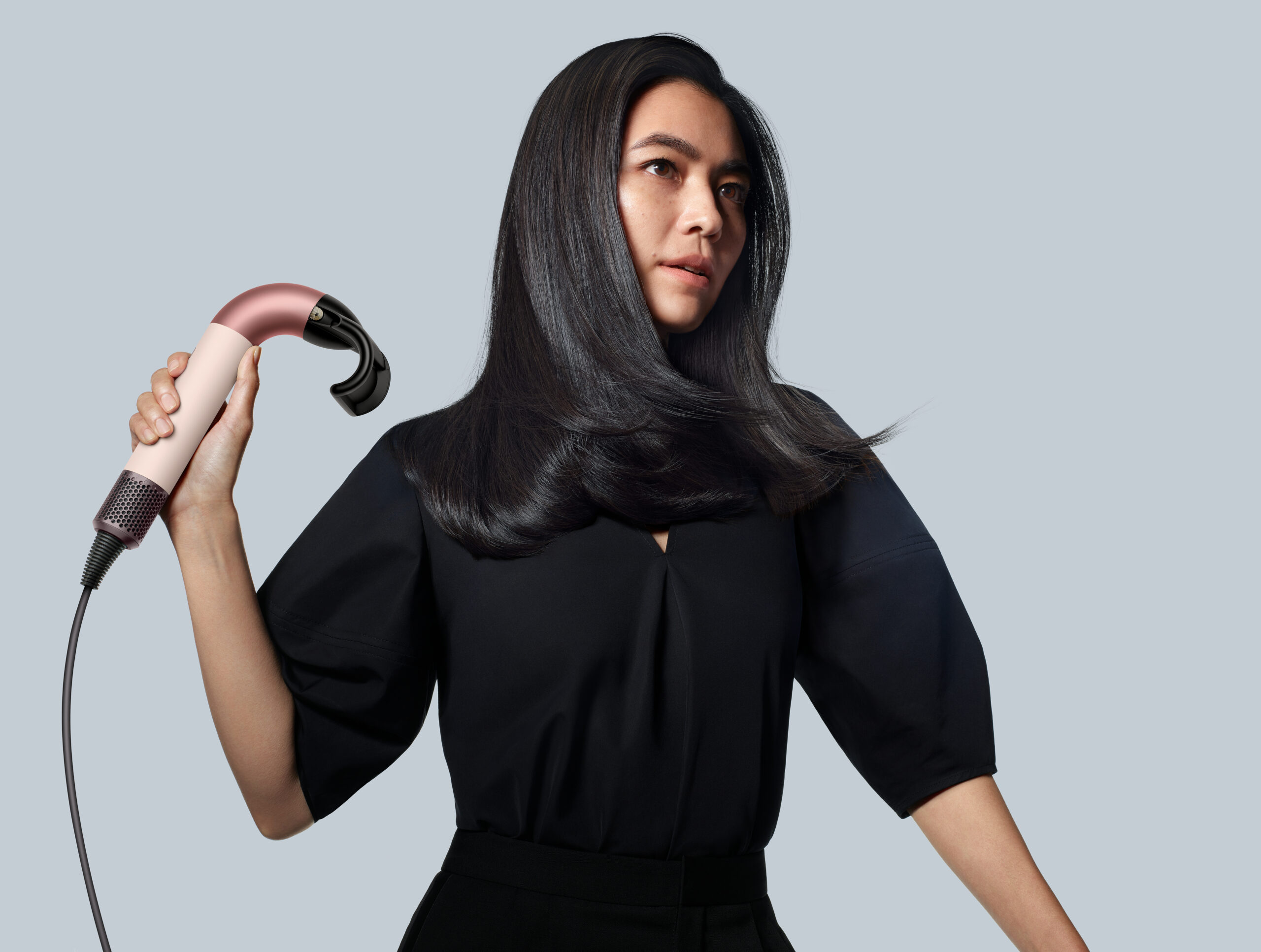 从时尚秀场到居家造型必备!Dyson Supersonic r™ 大马发布:内置新一代加热器、有RFID实时连接配件,售RM2599! 8 Supersonic r Model InUse Type1 LongStraight FlyAwayAttach scaled