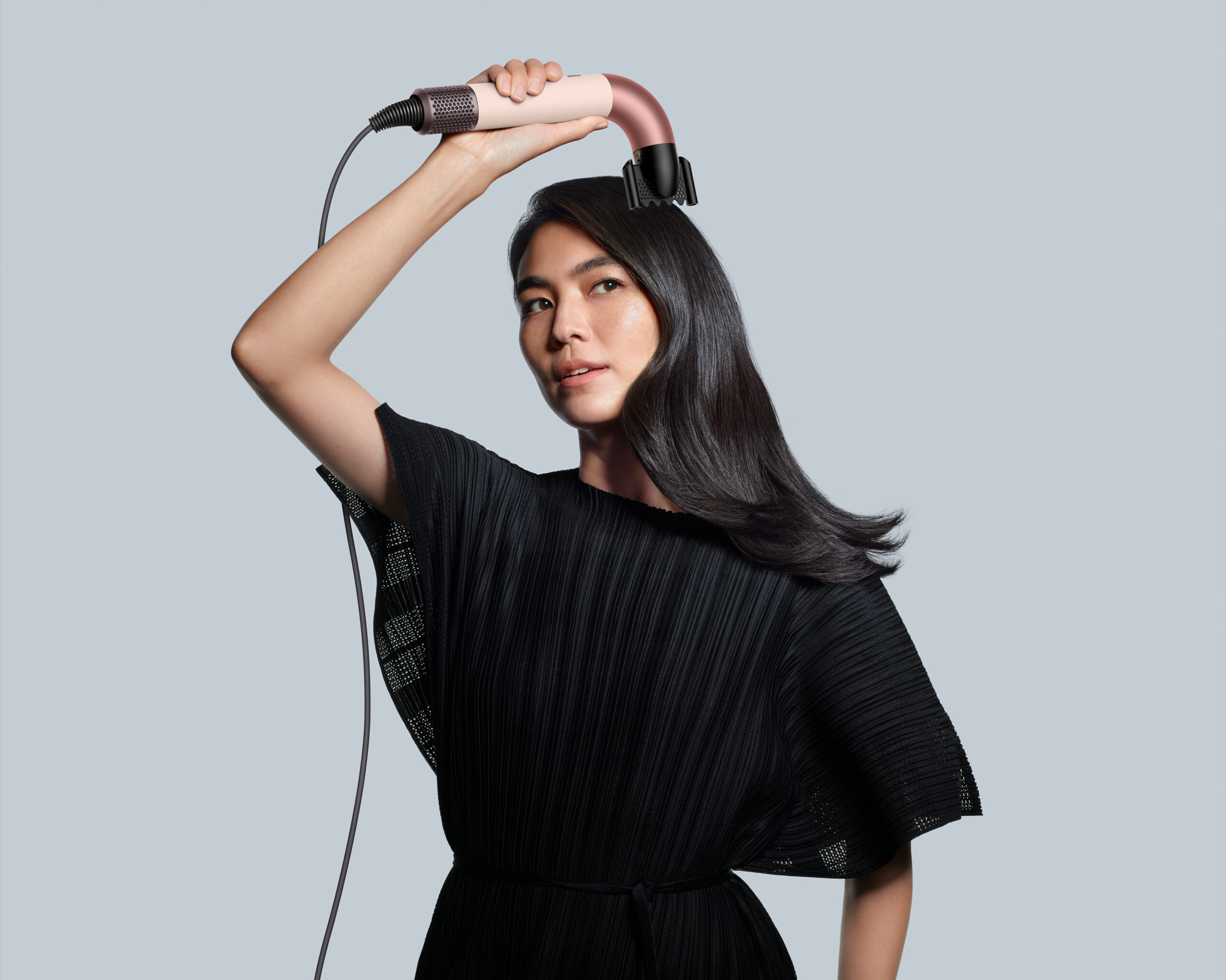 从时尚秀场到居家造型必备!Dyson Supersonic r™ 大马发布:内置新一代加热器、有RFID实时连接配件,售RM2599! 9 Supersonic r Model InUse Type1 LongStraight SmoothNozzle scaled