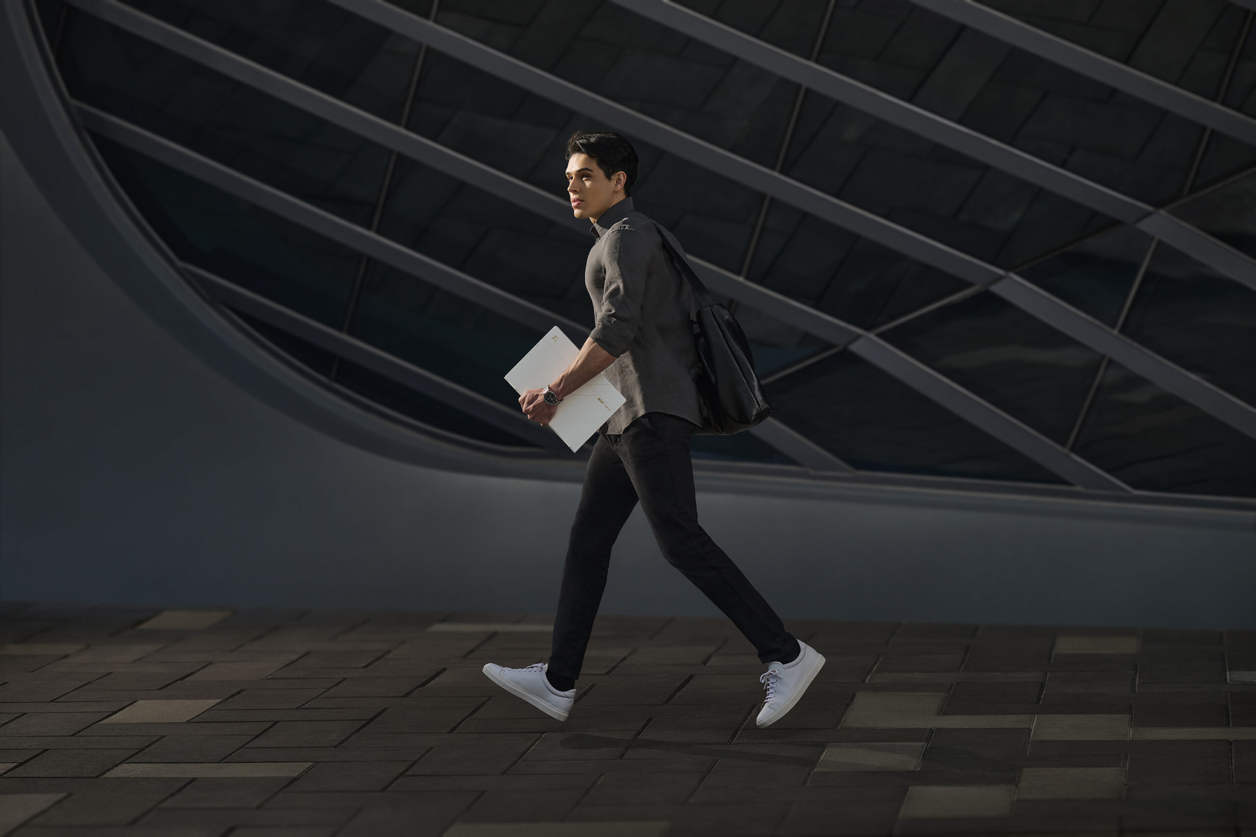 【COMPUTEX 2025】Acer发布Swift X系列、Swift Edge 14 AI、Swift Go AI系列笔电:最高RTX 5070、续航21小时等,售约RM4947起! 11 Swift Edge 14 AI SFE14 51T Lifestyle 01 scaled