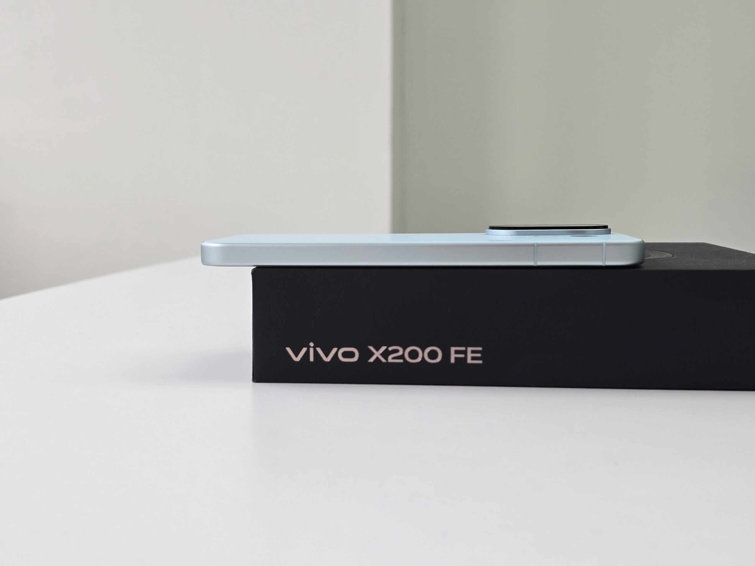 vivo X200 FE评测:小屏旗舰的强者!6500mAh+潜望式长焦镜头,只有6.3寸小巧机身! 4 20250630 114753 scaled