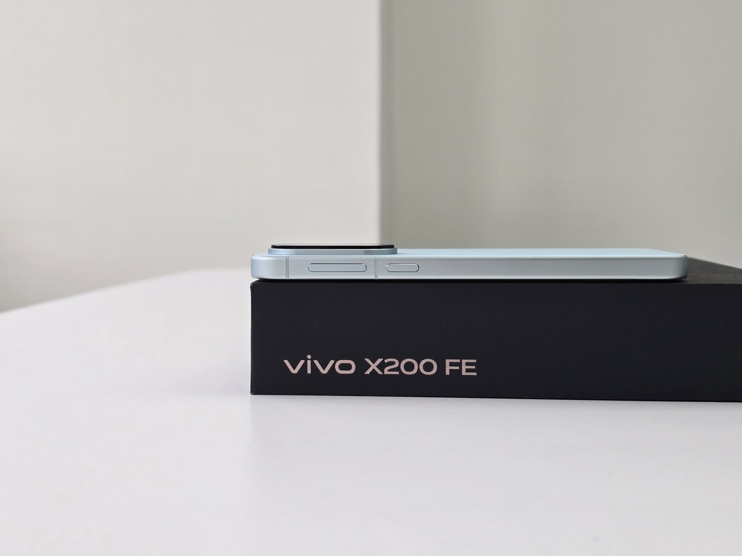 vivo X200 FE评测:小屏旗舰的强者!6500mAh+潜望式长焦镜头,只有6.3寸小巧机身! 5 20250630 114800 scaled