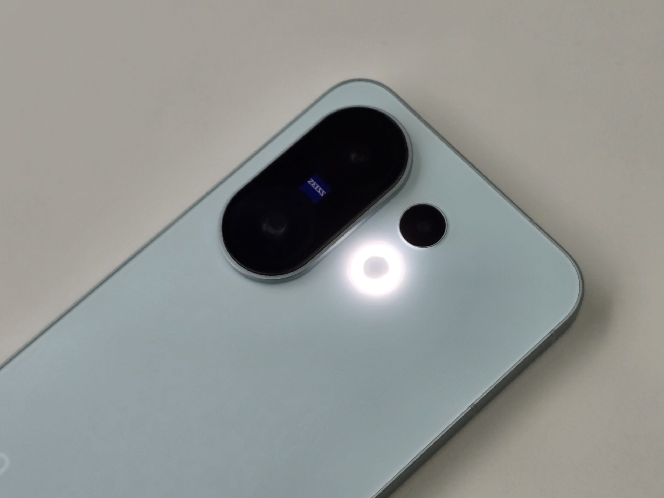 vivo X200 FE评测:小屏旗舰的强者!6500mAh+潜望式长焦镜头,只有6.3寸小巧机身! 7 20250630 121645 1 scaled