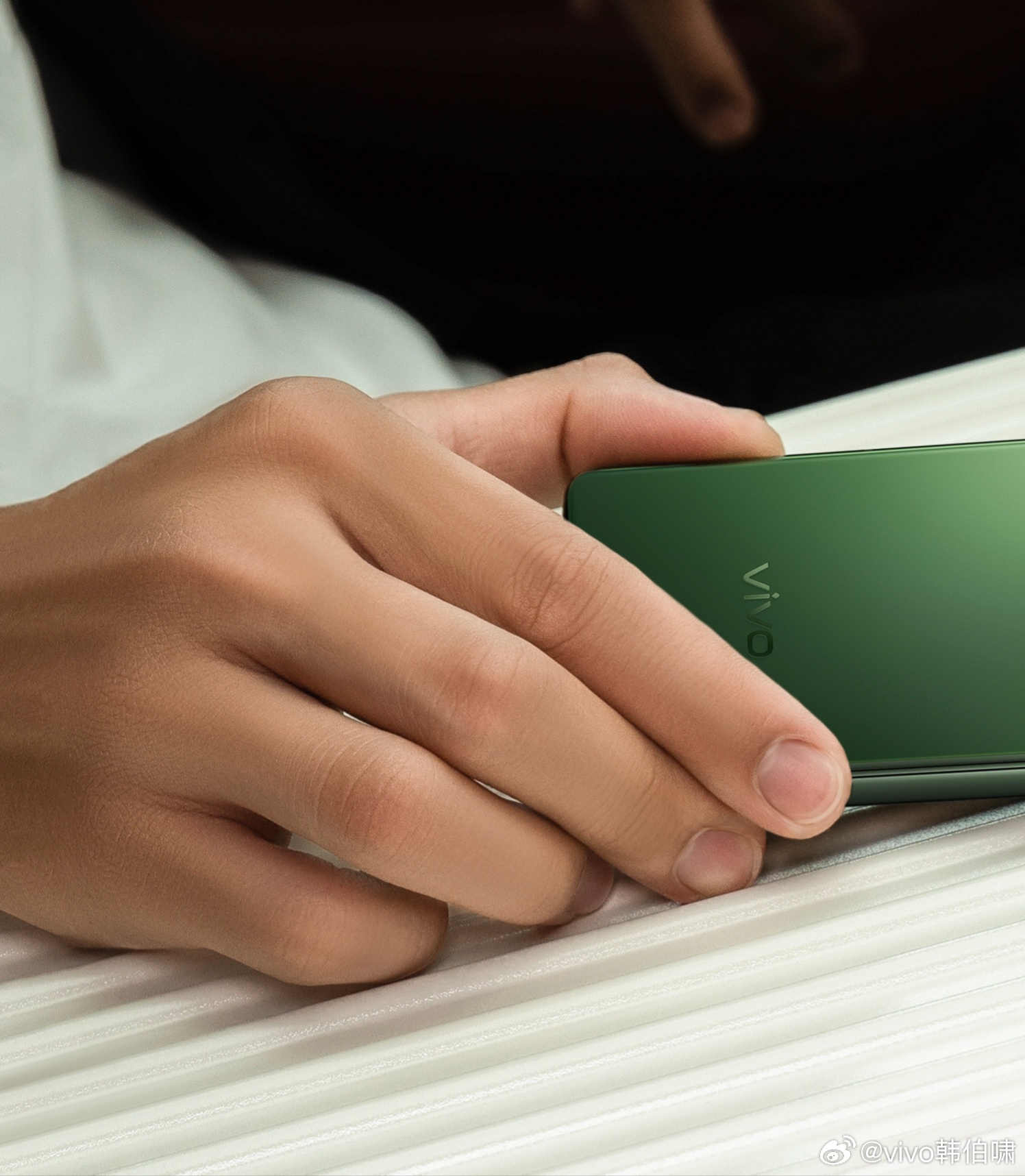 vivo高管预热vivo X Fold5大折叠新机!秀出真机一角:翠绿色背盖或为豪车同款配色! 3 da082ae9gy1i25cinfqypj215k1boqi2