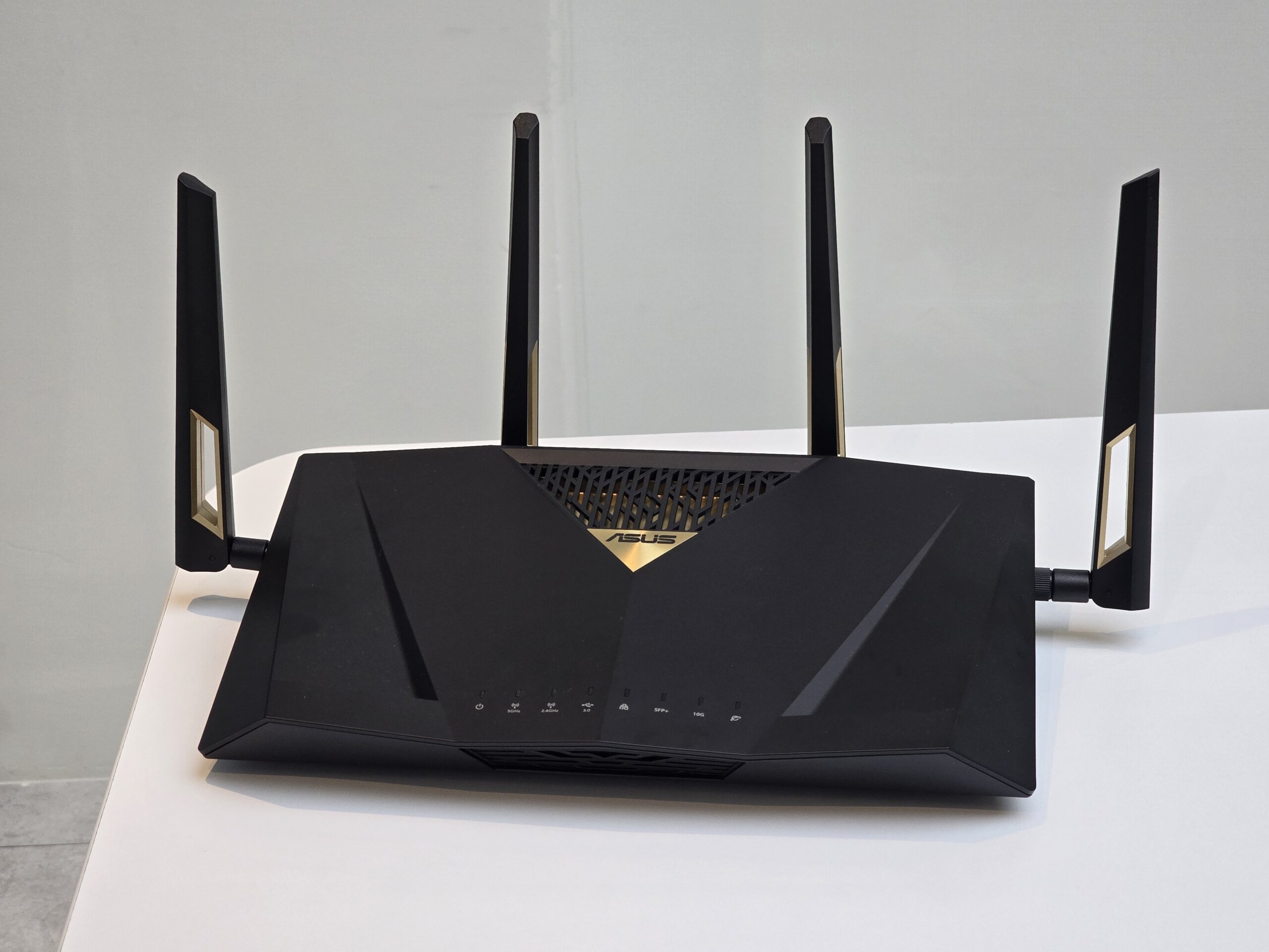 家里WiFi老掉线?ASUS RT-BE88U体验:全体同事的网络就没有慢过断过 2 家里WiFi老掉线?ASUS RT-BE88U体验:全体同事的网络就没有慢过断过