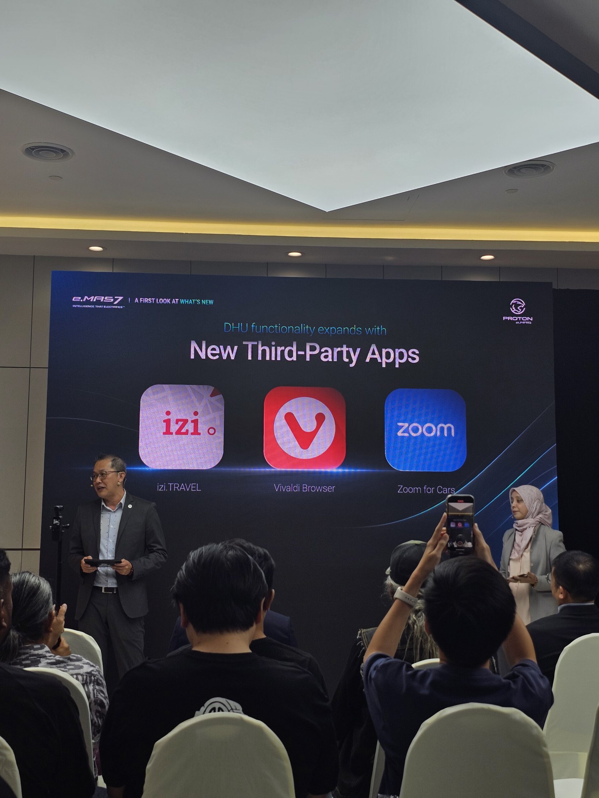 新版本Proton e.MAS 7登场!车载系统升级支持Apple Car Play、新增曜石黑车配色+雪晶白内饰! 15 20250702 150408 scaled