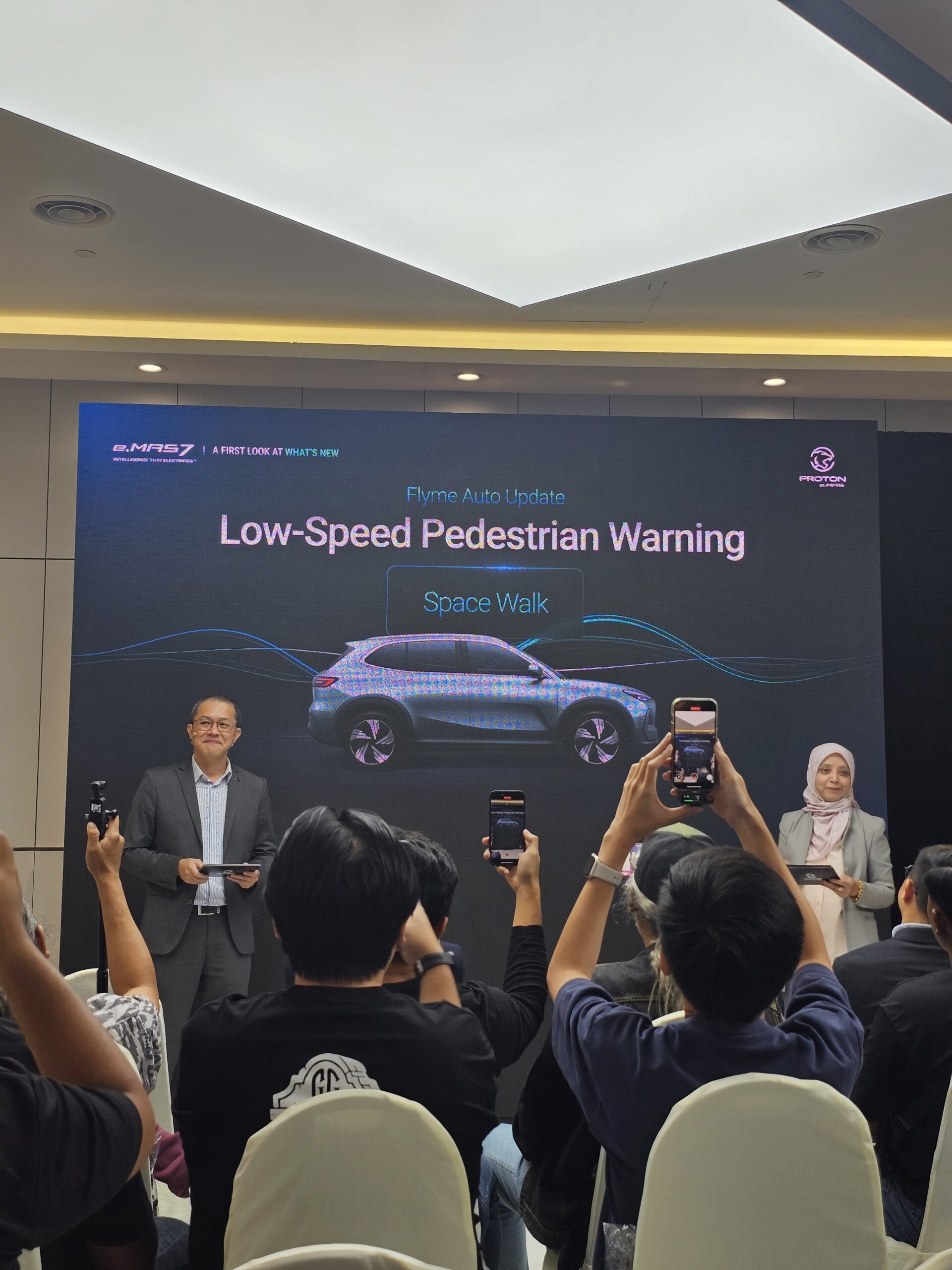 新版本Proton e.MAS 7登场!车载系统升级支持Apple Car Play、新增曜石黑车配色+雪晶白内饰! 17 20250702 150627 scaled