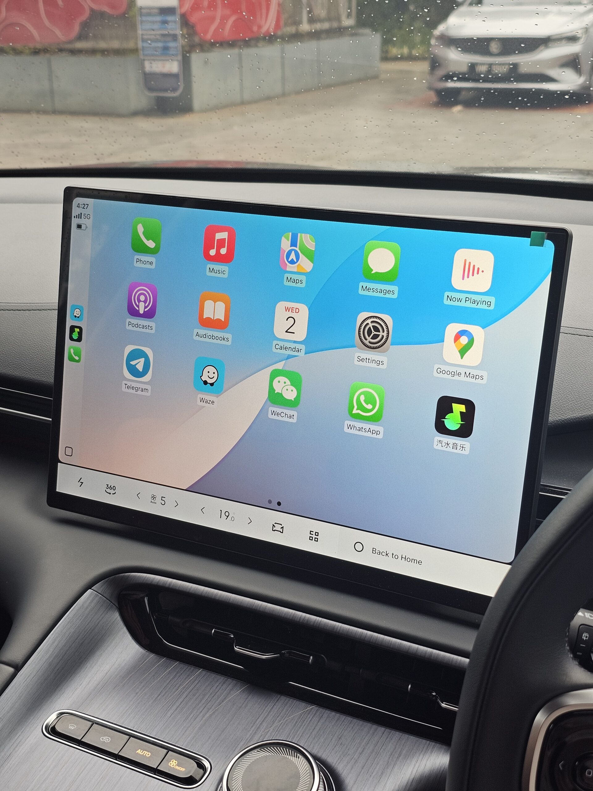 新版本Proton e.MAS 7登场!车载系统升级支持Apple Car Play、新增曜石黑车配色+雪晶白内饰! 12 20250702 162753 scaled