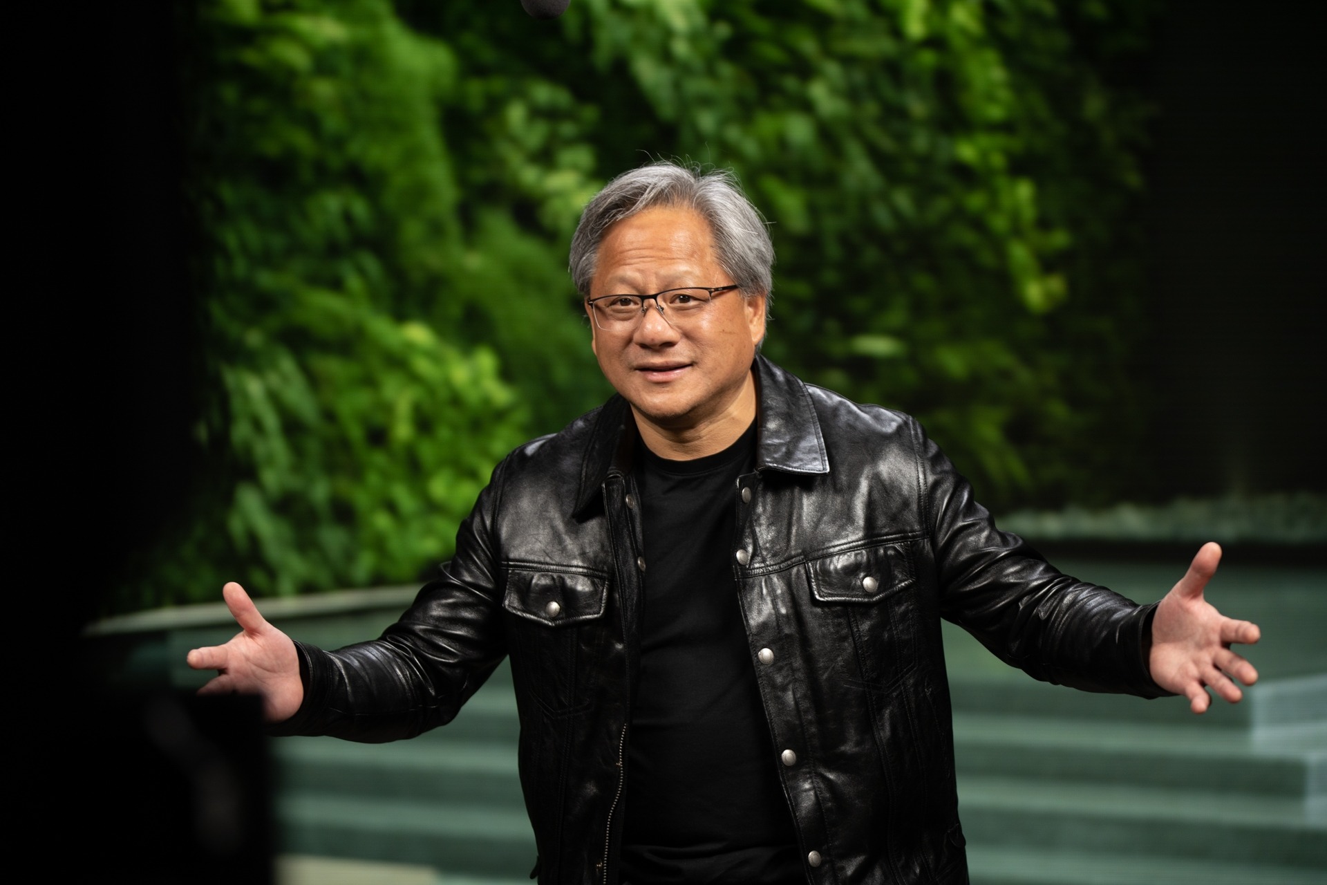 NVIDIA市值和身家创新高!黄仁勋再谈AI:没有新想法恐面临失业 3 市值身家创新高!黄仁勋再谈AI:没有新想法恐面临失业