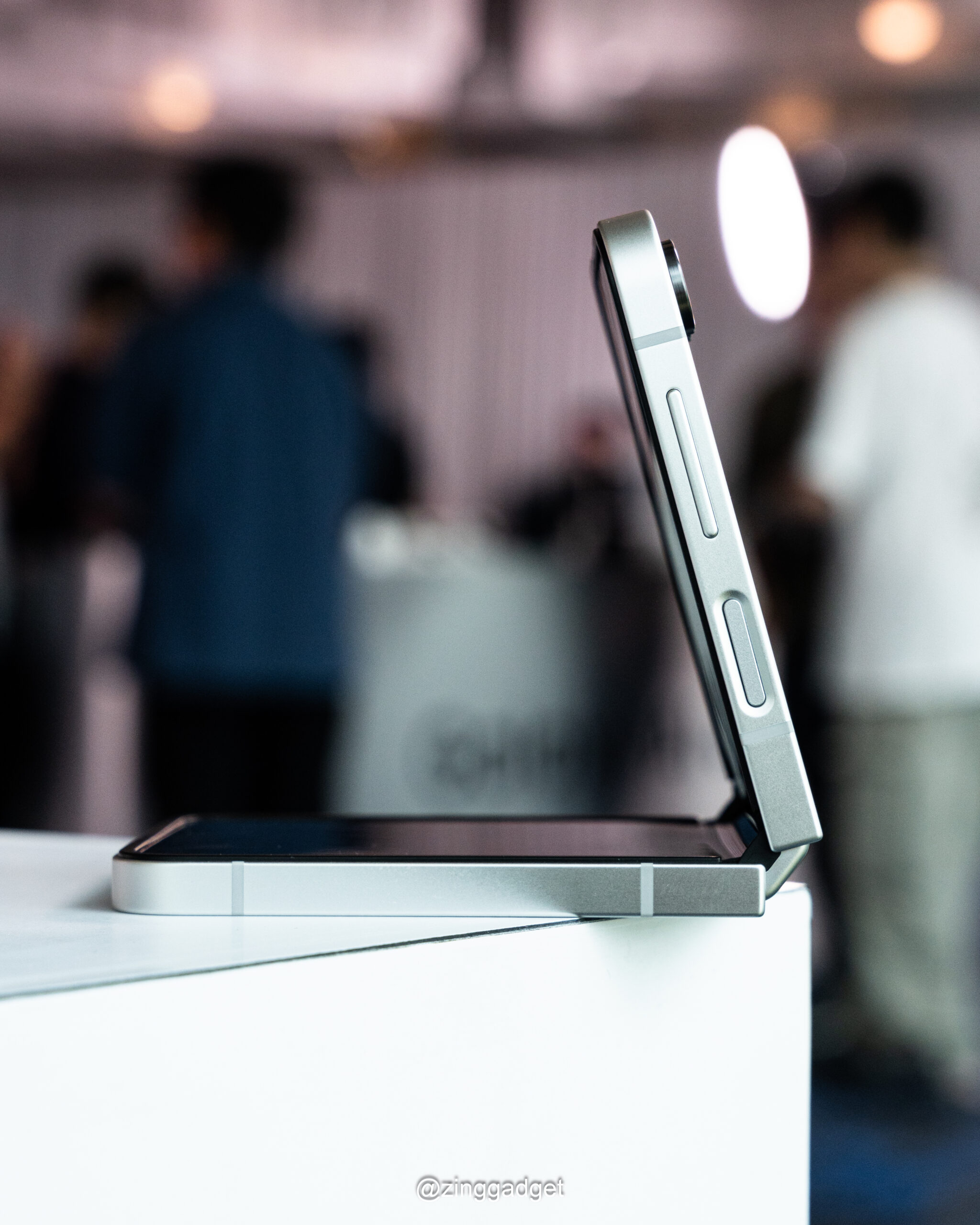 Samsung Galaxy Z Flip7 FE大马发布:Samsung首个亲民折叠机!Exynos 2400+3.4寸外屏,RM3999起! 3 Samsung Galaxy Z Flip7 FE发布:Samsung首个亲民折叠机!Exynos 2400+3.4寸外屏,RM3999起!