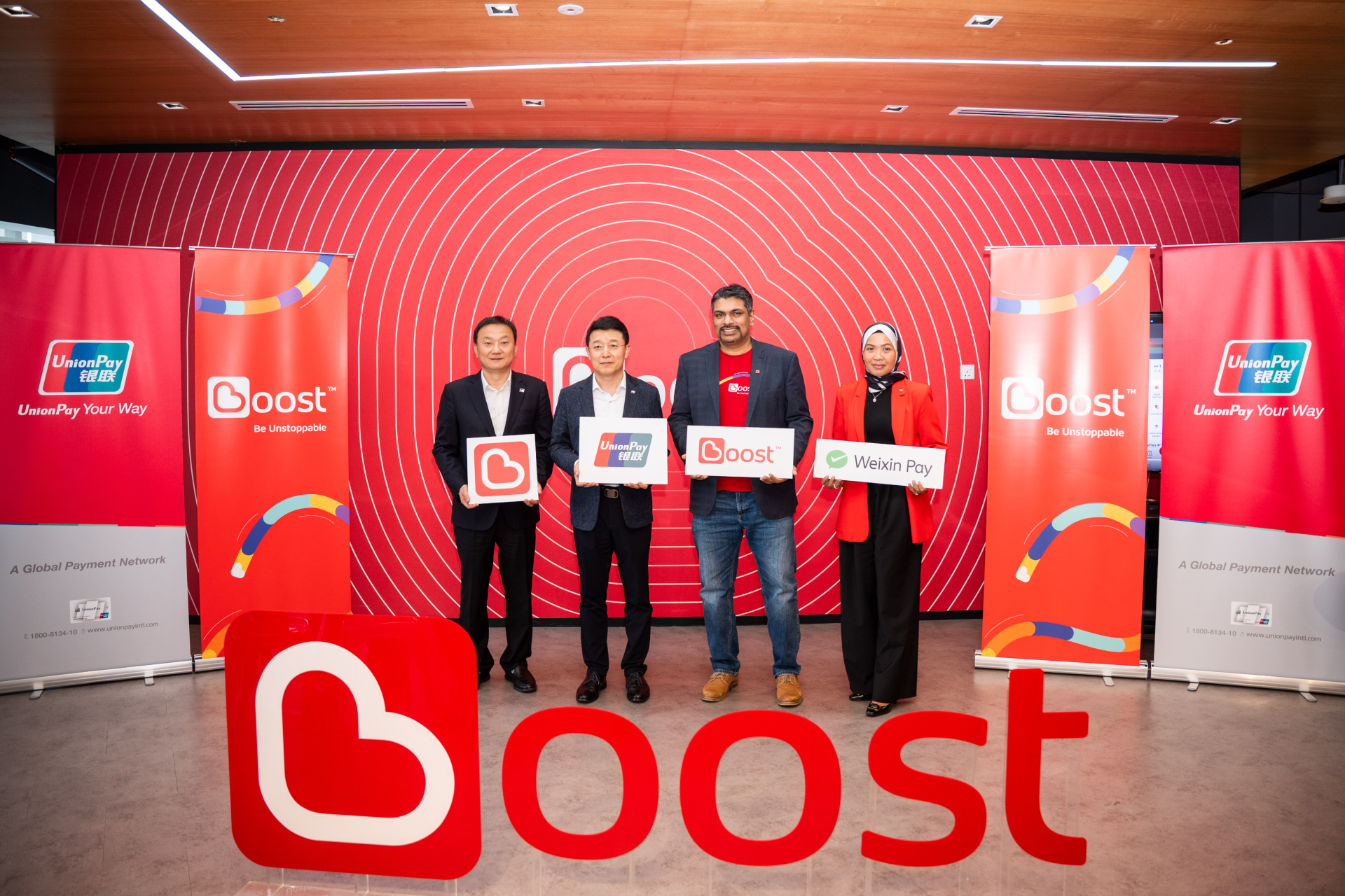 Boost 合作 UnionPay 开通全球二维码支付功能!海外消费也可直接使Boost电子钱包充值! 2 Group Photo from left Wang Lixin CEO of UnionPay International UPI Dong JunFeng Chairman of China UnionPay CUP Sheyantha Abeykoon Group CEO of Boost and Ungku Liza CEO of Boost Life