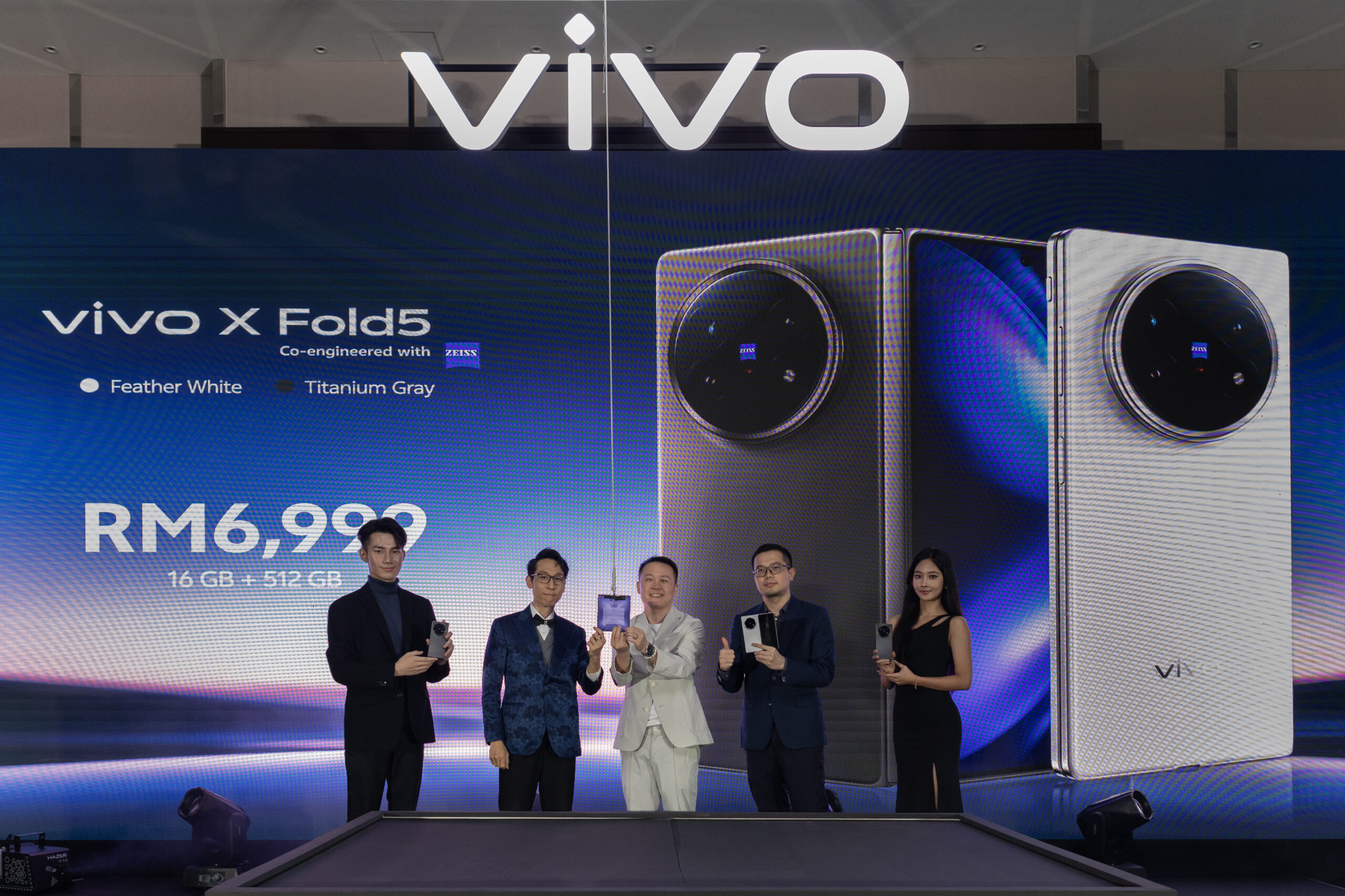 大马售价RM6,999!vivo X Fold5发布:展开4.3mm厚、6000mAh、后置50MP潜望长焦! 13 L R Model 1 Gan Jiang Han Astro Chinese TV news anchor X Model 2 1 scaled
